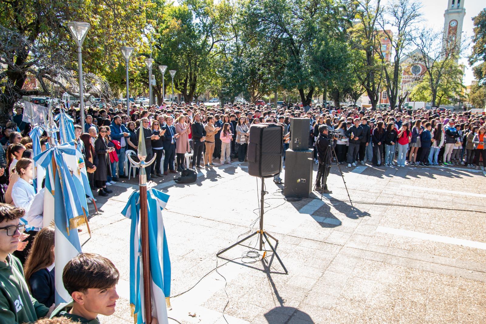 ALREDEDOR DE MIL ESTUDIANTES REALIZARON LA JURA A LA CONSTITUCIÓN NACIONAL Y PROVINCIAL