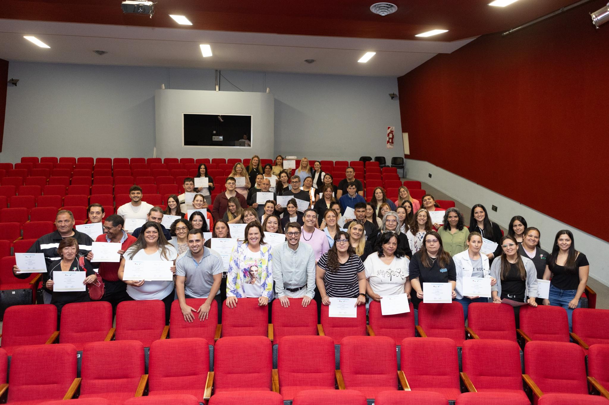 ENTREGARON CERTIFICADOS DE LA FUNDACIÓN DEL BANCO DE LA PAMPA A EMPLEADOS Y EMPLEADAS MUNICIPALES