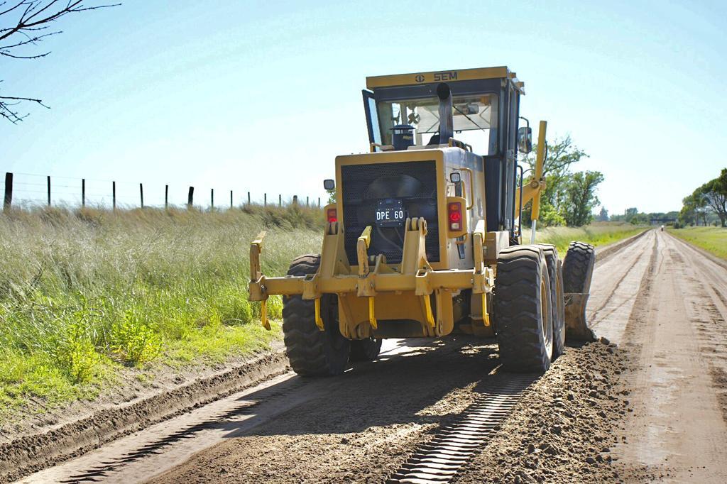 PROSIGUEN LOS TRABAJOS DE MANTENIMIENTO DE CALLES Y LIMPIEZA DE CANALES