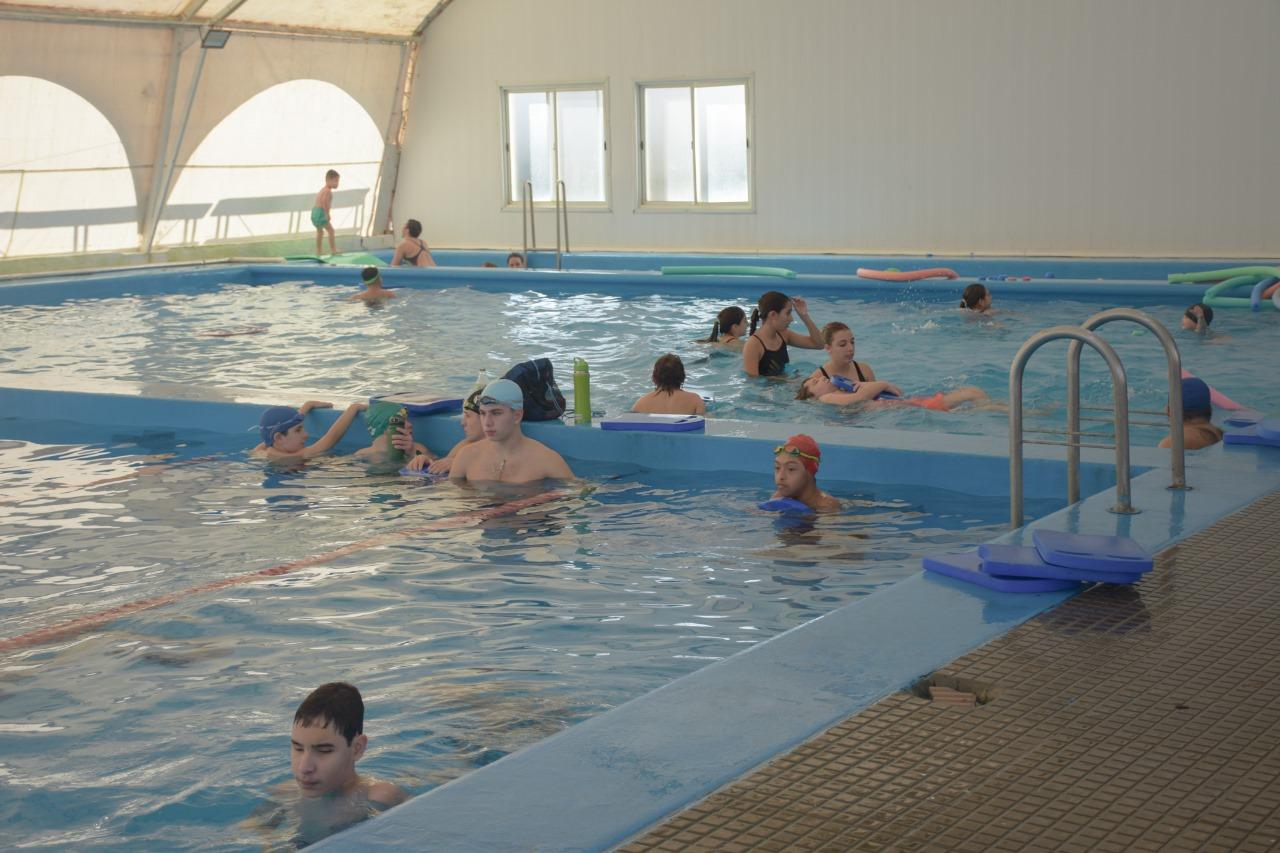 CON MÁS DE 50 PARTICIPANTES, SE LLEVÓ A CABO UN ENCUENTRO DE NATACIÓN ADAPTADA EN PICO FOOTBALL CLUB