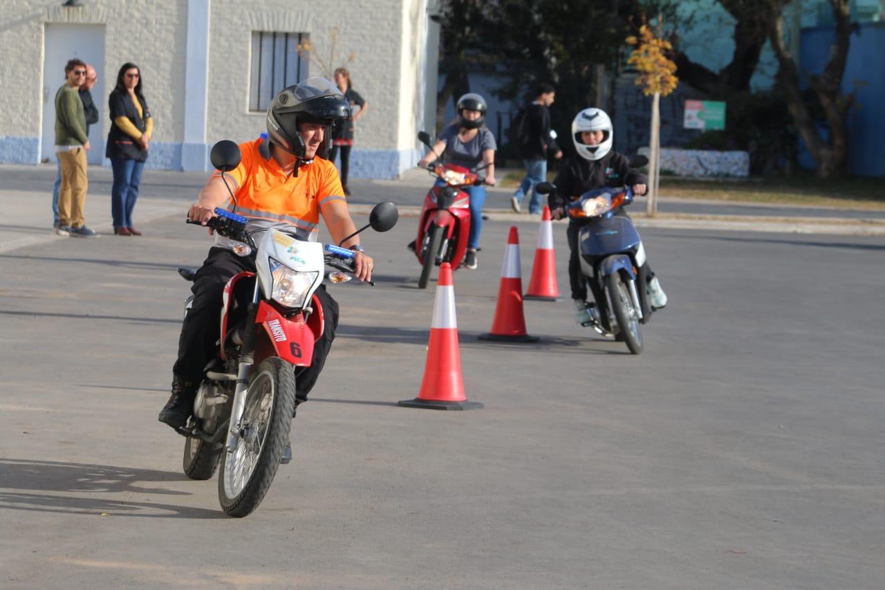 CAPACITARON Y ENTREGARON CASCOS A 28 MOTOCICLISTAS PIQUENSES