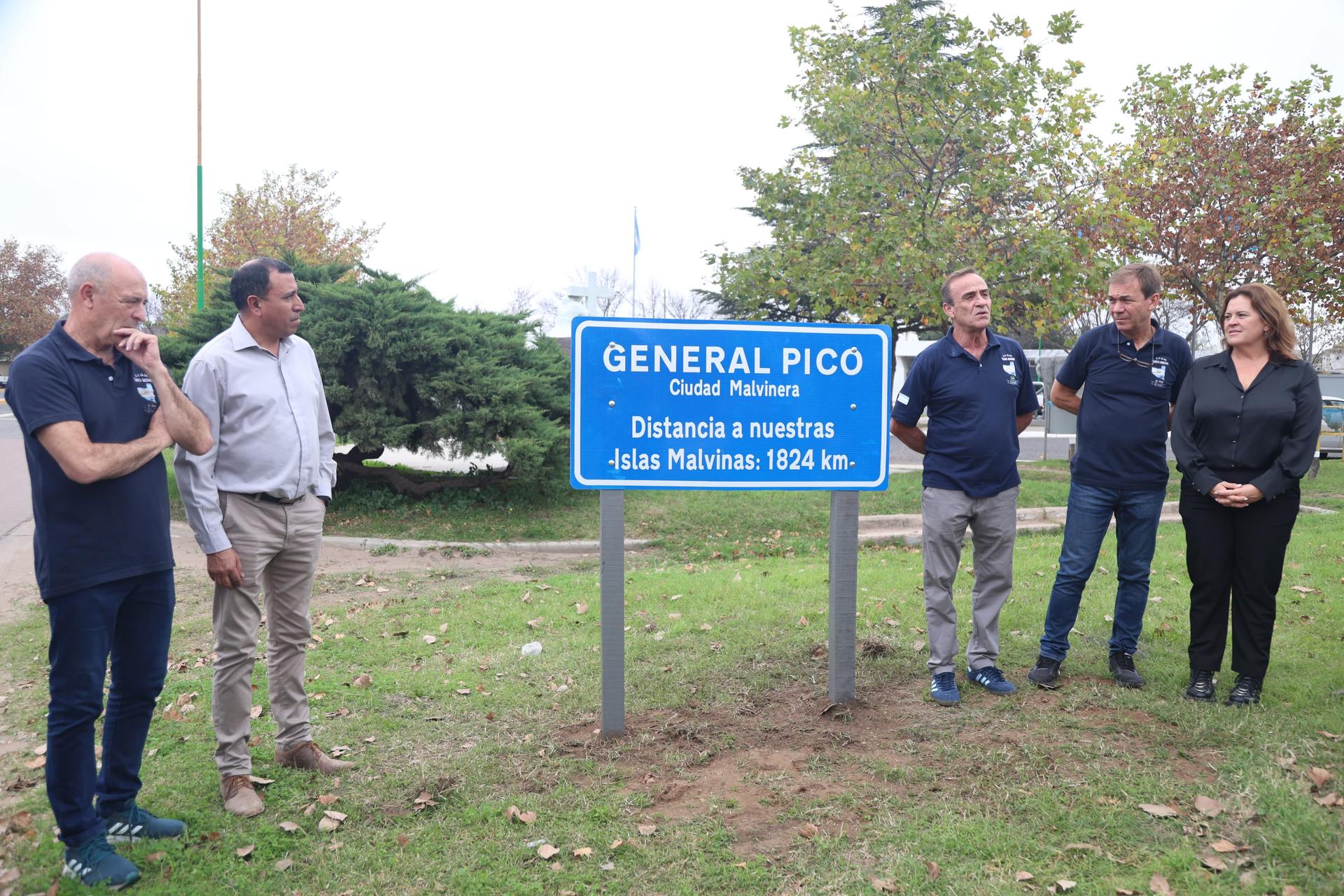 DESCUBRIERON EL CARTEL QUE SEÑALA A GENERAL PICO COMO “CIUDAD MALVINERA” Y PINTARON MURALES ALUSIVOS