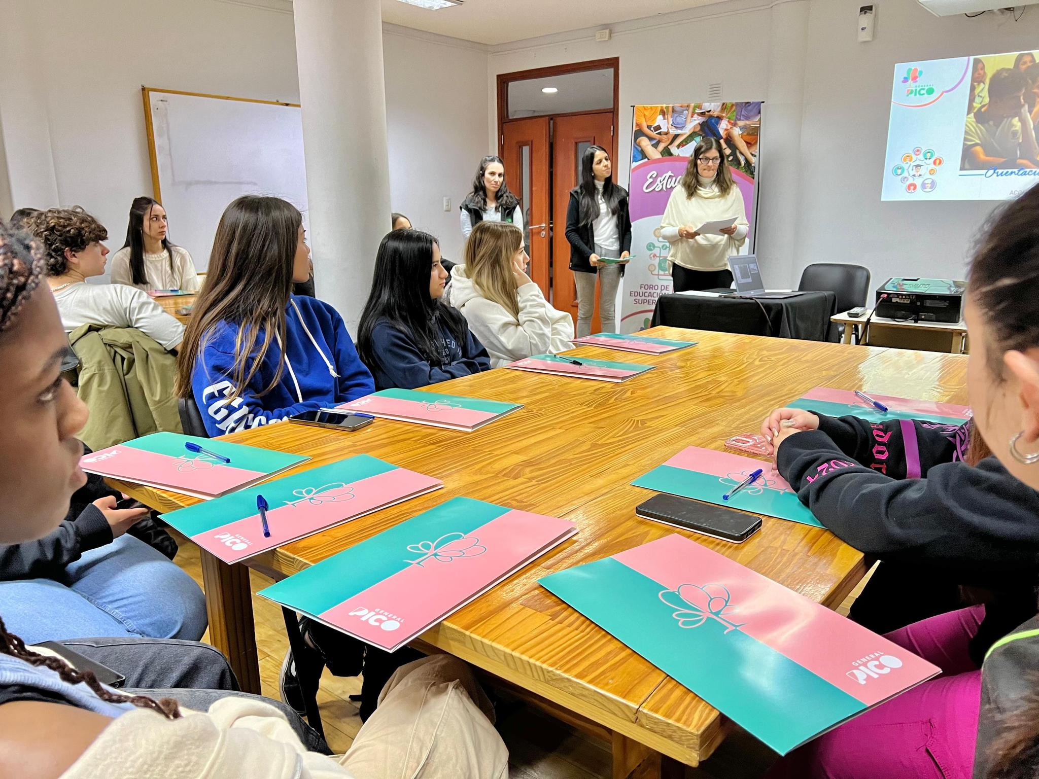 MÁS DE 25 JÓVENES COMENZARON LOS TALLERES DE ORIENTACIÓN VOCACIONAL DICTADOS POR EL MUNICIPIO